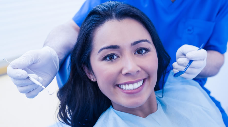mujer sonriendo en la clinica dental de Barcelona
