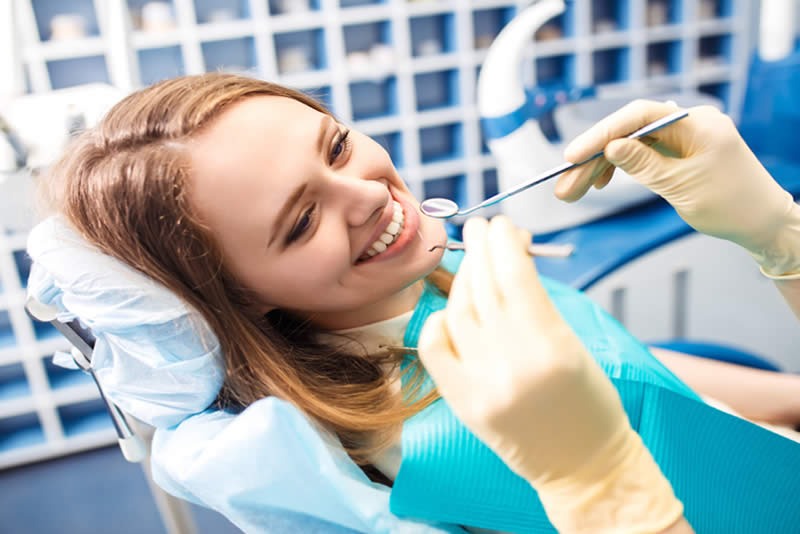 Mujer haciendo la revisión periódica al dentista