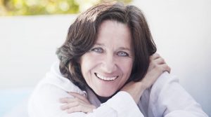 Mujer con implantes dentales sonriendo